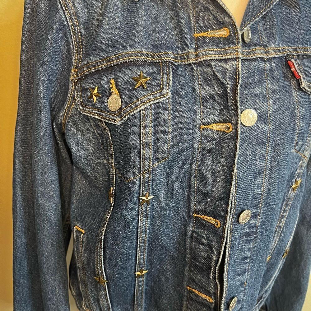 Levi's Jacket Women's Medium Type 3
Trucker Blue Denim Jean large with gold star - Picture 7 of 16
